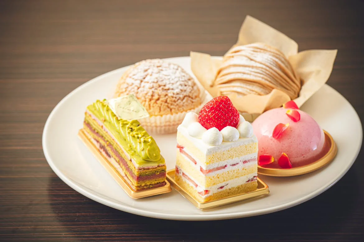 ピスタチオオペラ、シュークリーム、モンブラン、いちごのショートケーキ、ロザスを一皿に盛りつけた様子