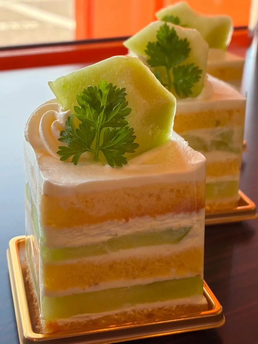 メロンをのせたショートケーキの断面