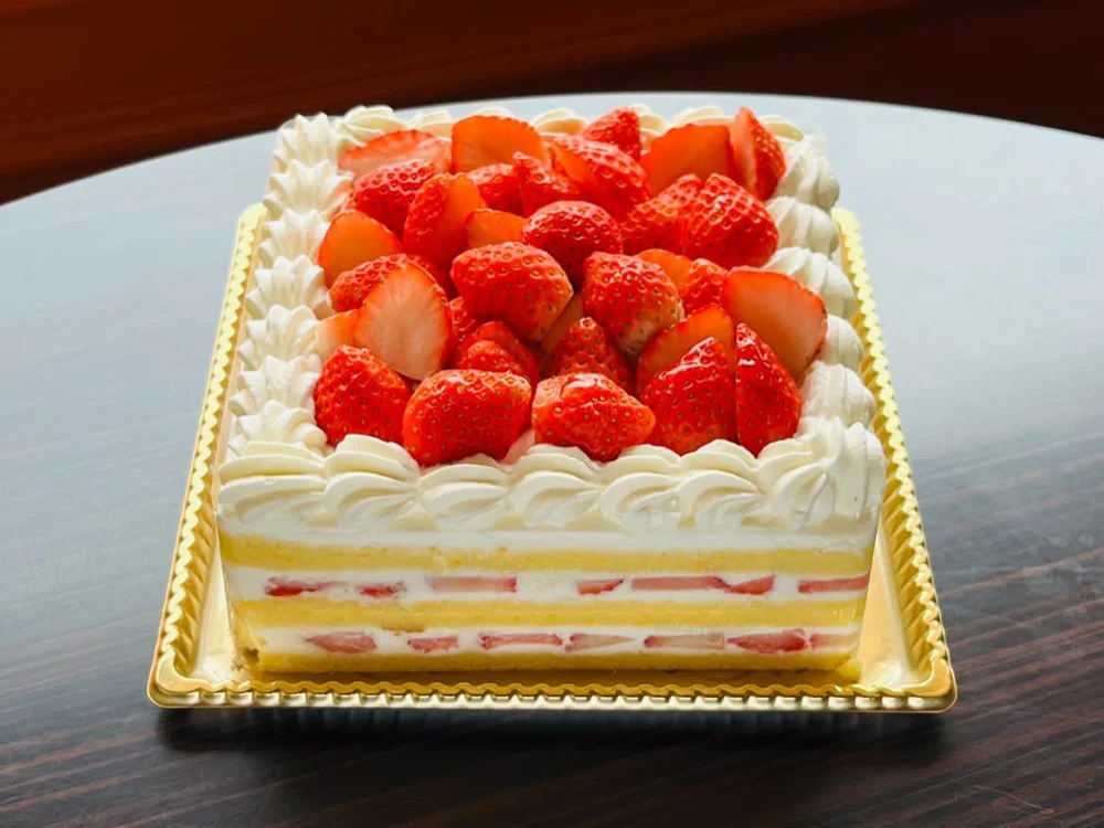 いちごをたっぷりのせた四角いホールのショートケーキ